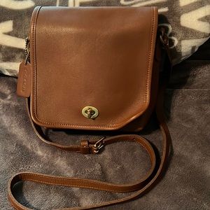 🍁Beautiful small brown coach crossbody🍁